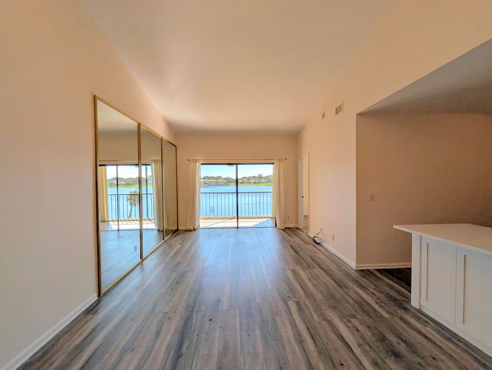 合同活跃: $424,900 (3 贝兹, 2 浴室, 1178 平方英尺)