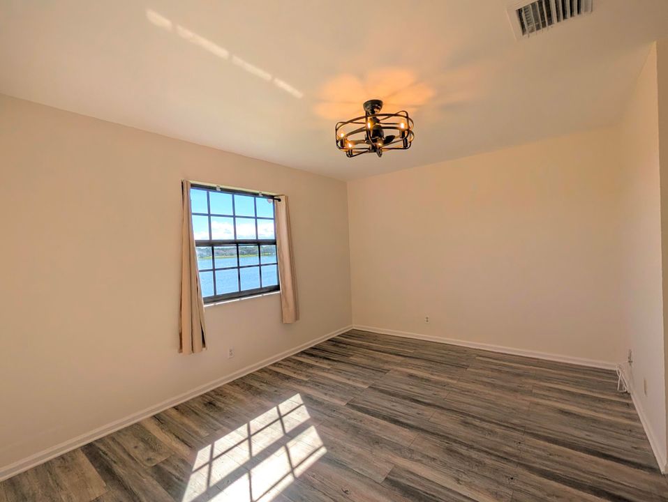 合同活跃: $424,900 (3 贝兹, 2 浴室, 1178 平方英尺)