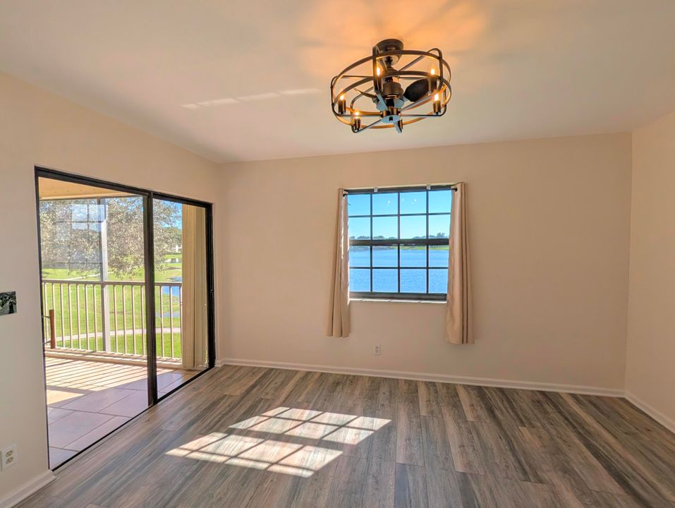 合同活跃: $424,900 (3 贝兹, 2 浴室, 1178 平方英尺)