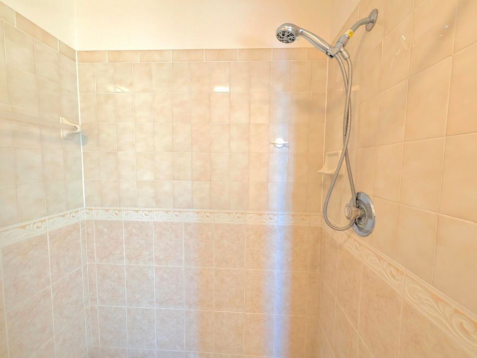 合同活跃: $424,900 (3 贝兹, 2 浴室, 1178 平方英尺)