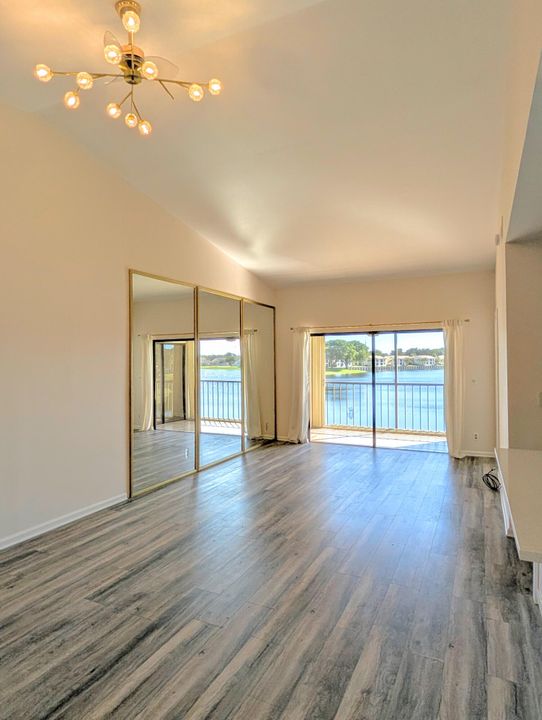 合同活跃: $424,900 (3 贝兹, 2 浴室, 1178 平方英尺)