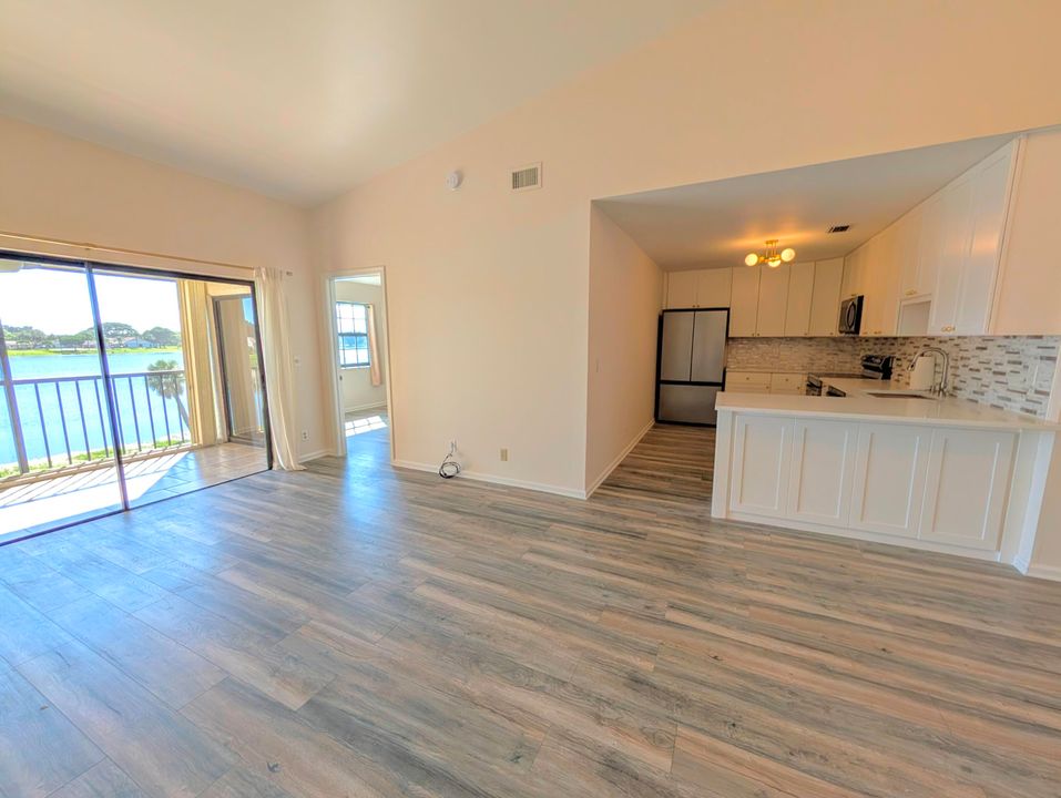 合同活跃: $424,900 (3 贝兹, 2 浴室, 1178 平方英尺)