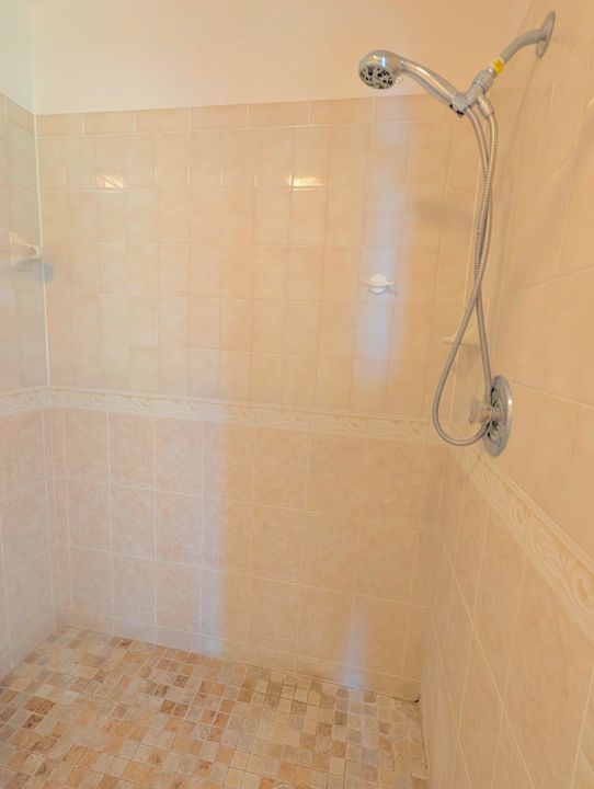 合同活跃: $424,900 (3 贝兹, 2 浴室, 1178 平方英尺)