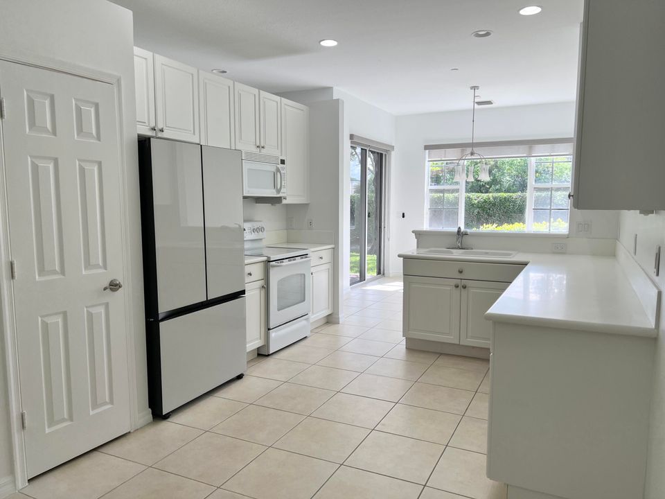 Под контрактом: $3,200 (3 спален, 2 ванн, 2209 Квадратных фут)