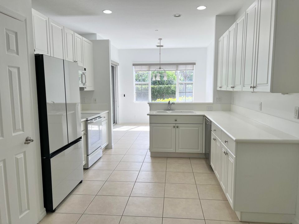 Под контрактом: $3,200 (3 спален, 2 ванн, 2209 Квадратных фут)