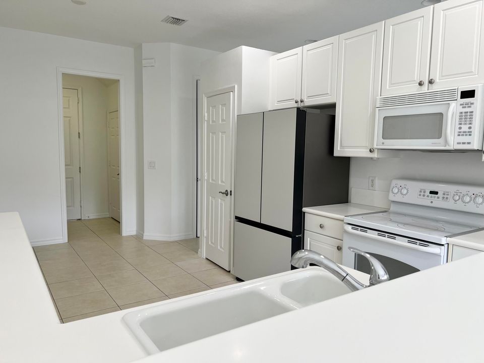 Под контрактом: $3,200 (3 спален, 2 ванн, 2209 Квадратных фут)