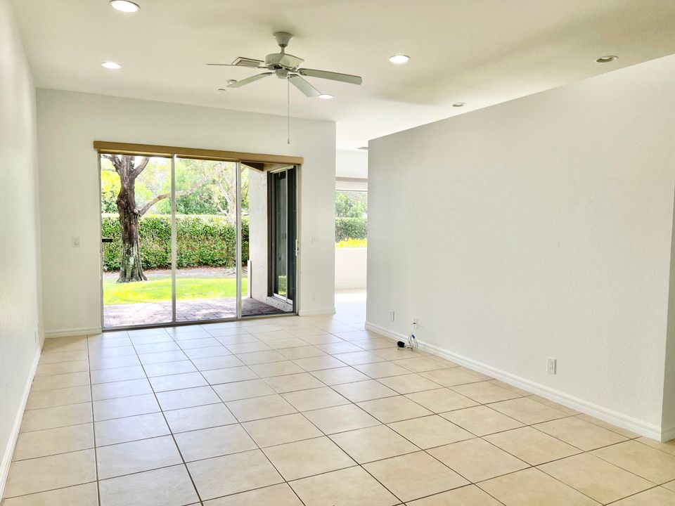 Под контрактом: $3,200 (3 спален, 2 ванн, 2209 Квадратных фут)