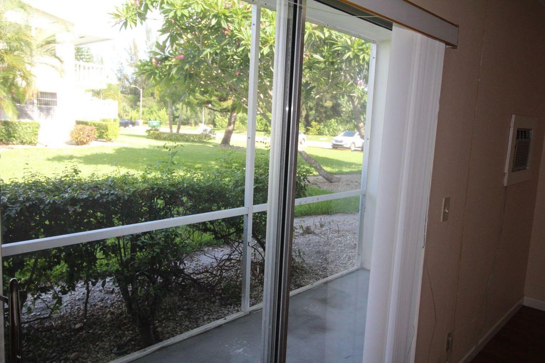 For Rent: $1,300 (1 beds, 1 baths, 702 Square Feet)