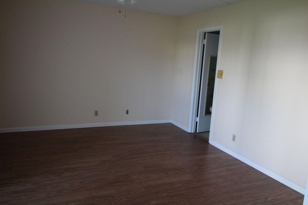 For Rent: $1,300 (1 beds, 1 baths, 702 Square Feet)