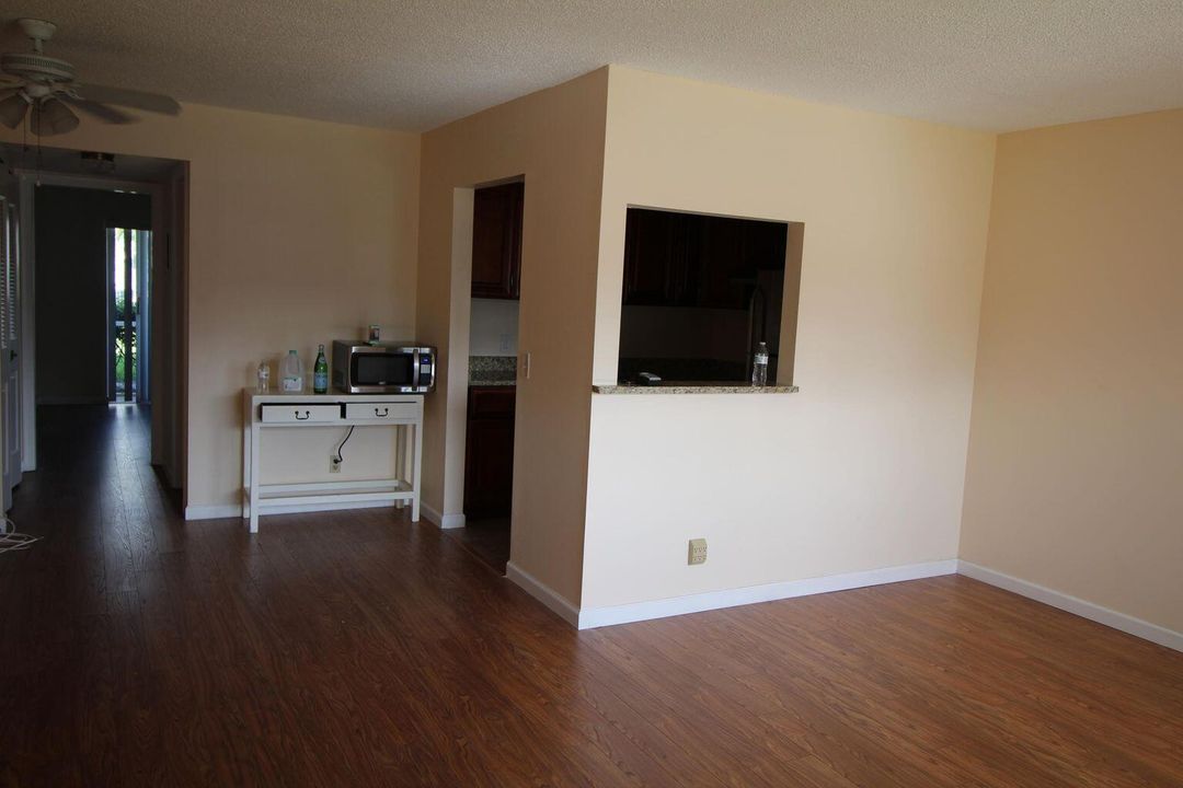 For Rent: $1,300 (1 beds, 1 baths, 702 Square Feet)