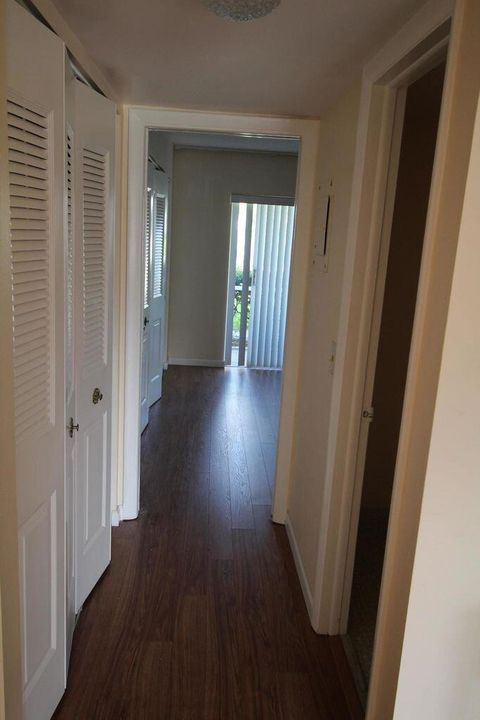 For Rent: $1,300 (1 beds, 1 baths, 702 Square Feet)