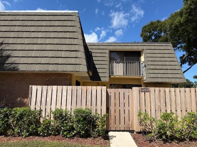 For Sale: $299,900 (2 beds, 2 baths, 1236 Square Feet)