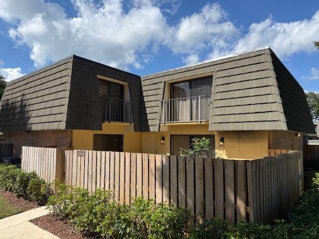 For Sale: $299,900 (2 beds, 2 baths, 1236 Square Feet)