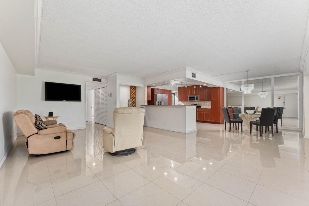 合同活跃: $225,000 (3 贝兹, 2 浴室, 1700 平方英尺)