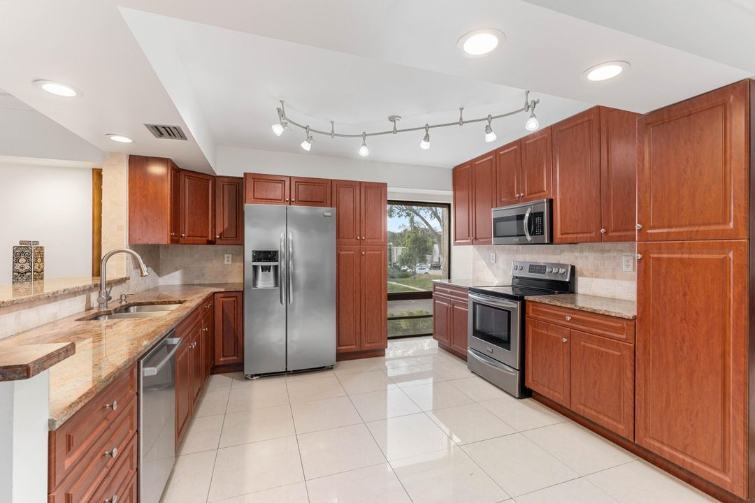 合同活跃: $225,000 (3 贝兹, 2 浴室, 1700 平方英尺)