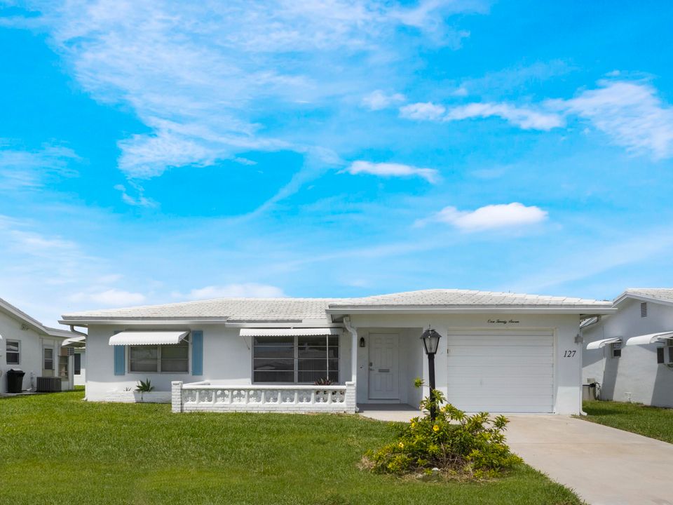 For Rent: $2,300 (2 beds, 2 baths, 1128 Square Feet)