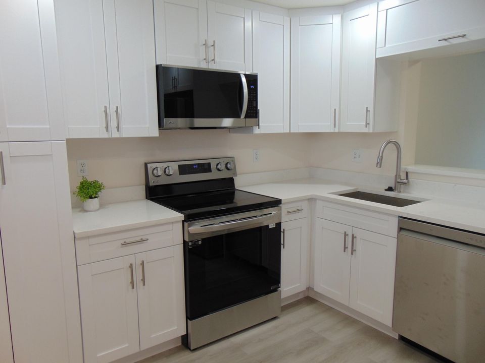 For Sale: $120,000 (1 beds, 1 baths, 824 Square Feet)