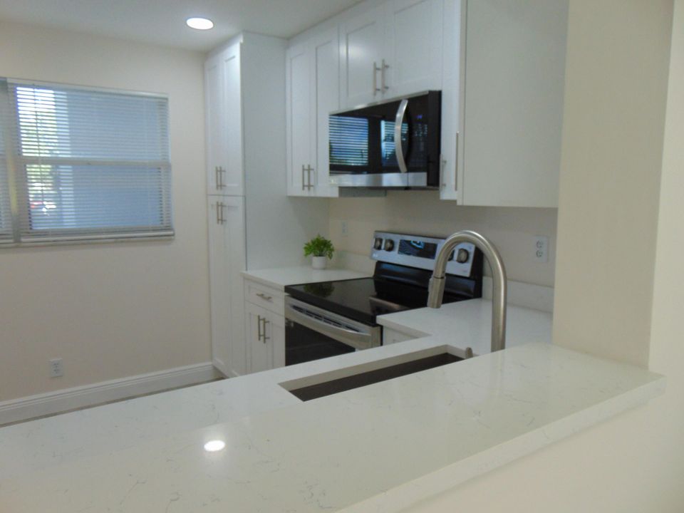 For Sale: $120,000 (1 beds, 1 baths, 824 Square Feet)