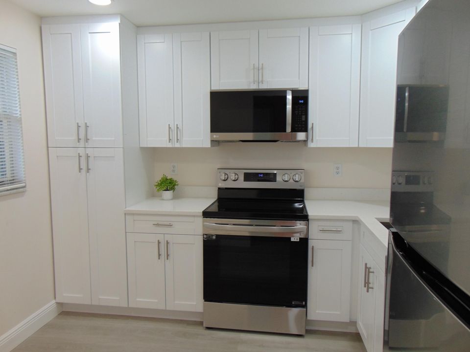 For Sale: $120,000 (1 beds, 1 baths, 824 Square Feet)