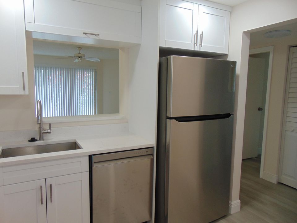 For Sale: $120,000 (1 beds, 1 baths, 824 Square Feet)