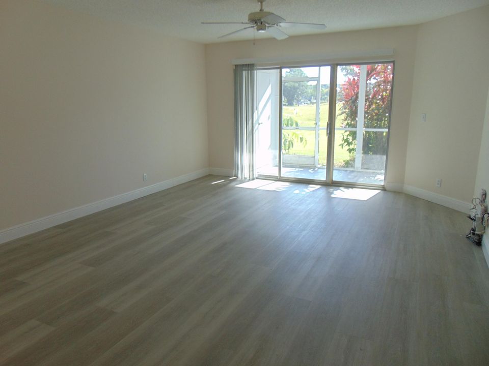 For Sale: $120,000 (1 beds, 1 baths, 824 Square Feet)