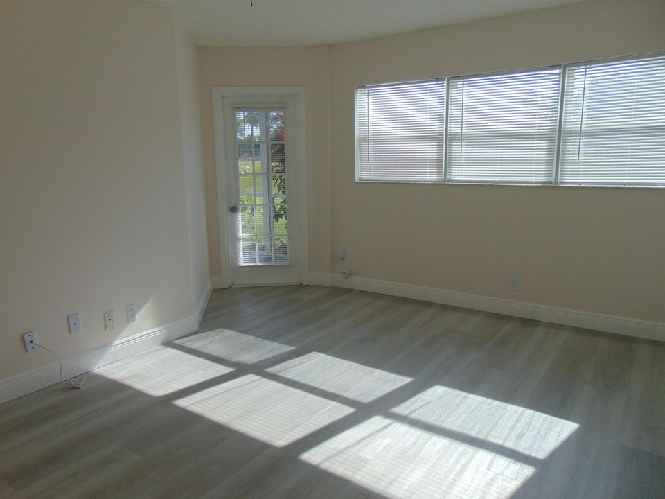 For Sale: $120,000 (1 beds, 1 baths, 824 Square Feet)