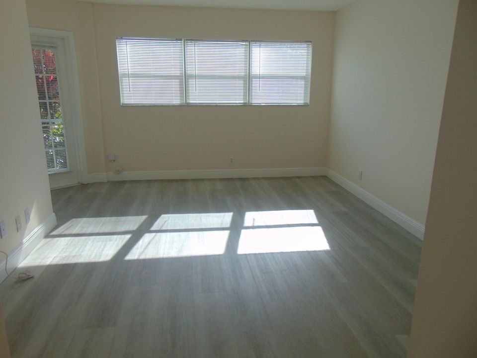 For Sale: $120,000 (1 beds, 1 baths, 824 Square Feet)