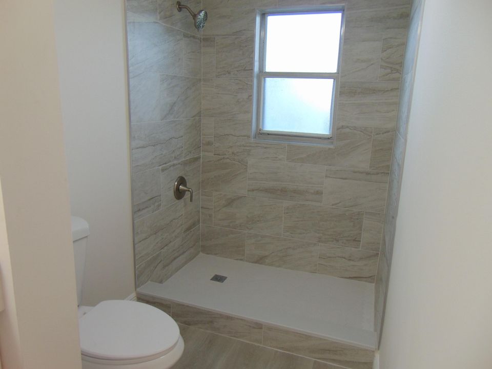 For Sale: $120,000 (1 beds, 1 baths, 824 Square Feet)