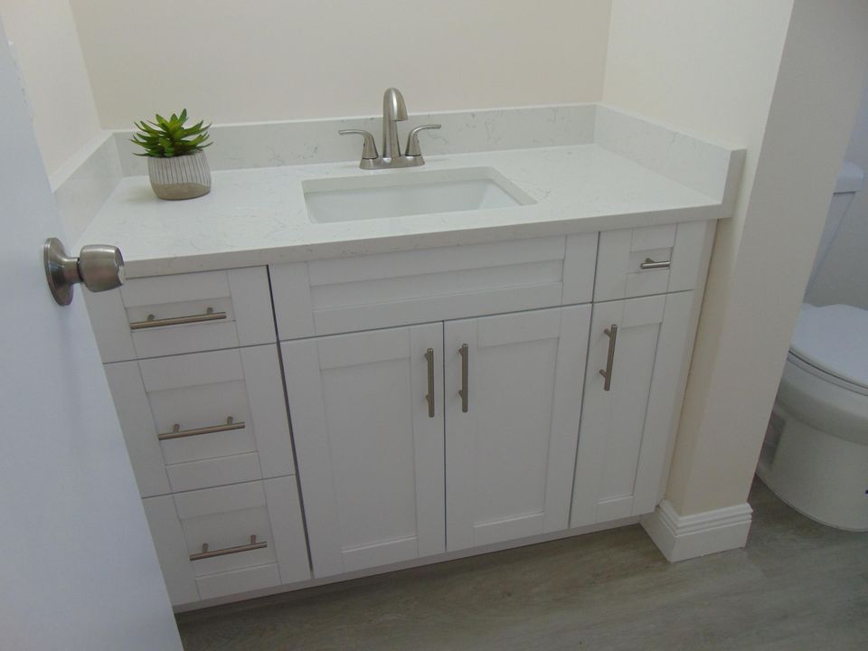 For Sale: $120,000 (1 beds, 1 baths, 824 Square Feet)