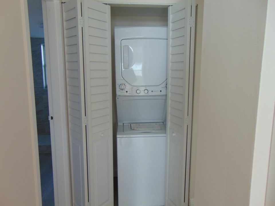 For Sale: $120,000 (1 beds, 1 baths, 824 Square Feet)