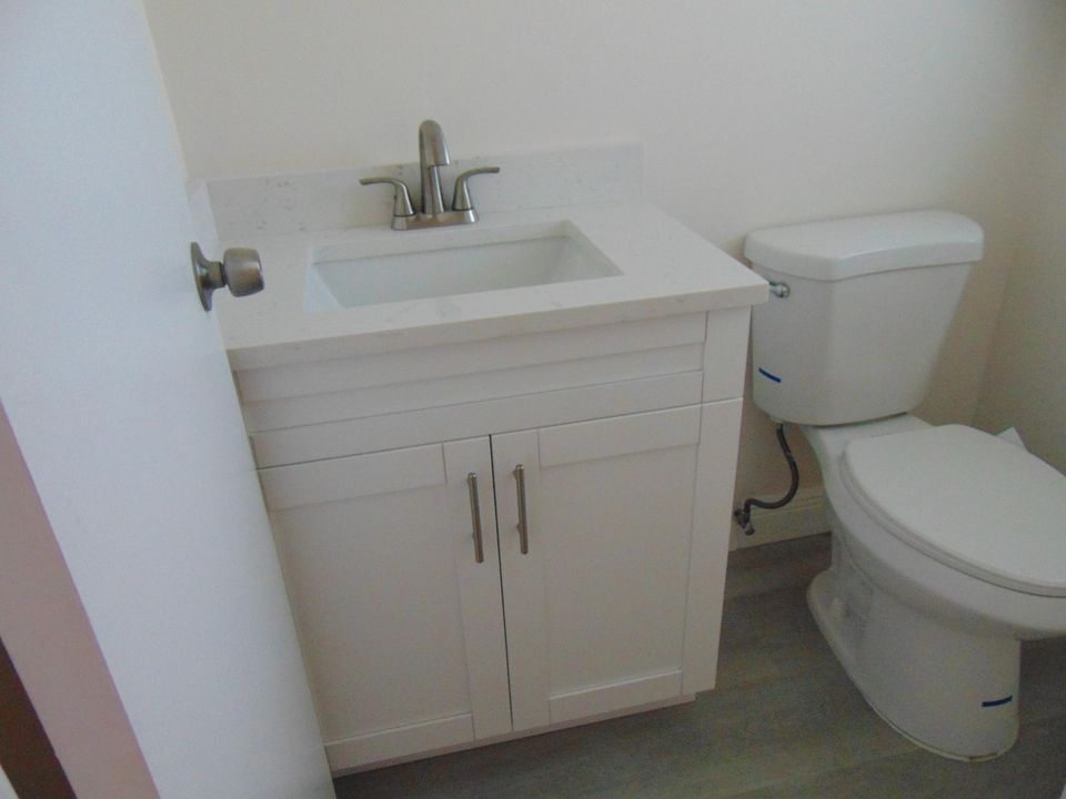 For Sale: $120,000 (1 beds, 1 baths, 824 Square Feet)