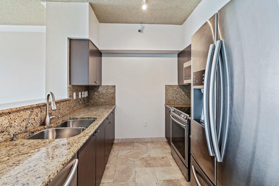 For Sale: $240,000 (1 beds, 1 baths, 696 Square Feet)