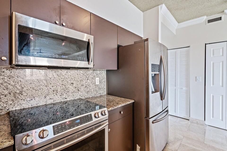 For Sale: $240,000 (1 beds, 1 baths, 696 Square Feet)