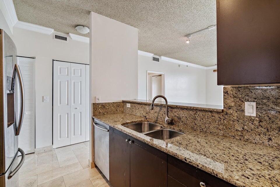 For Sale: $240,000 (1 beds, 1 baths, 696 Square Feet)