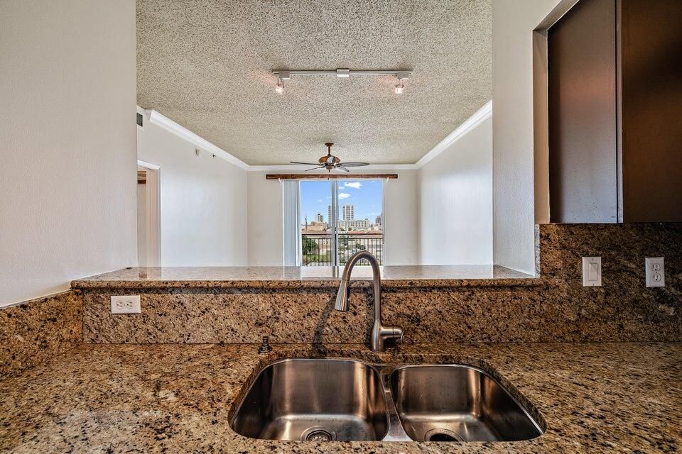 For Sale: $240,000 (1 beds, 1 baths, 696 Square Feet)