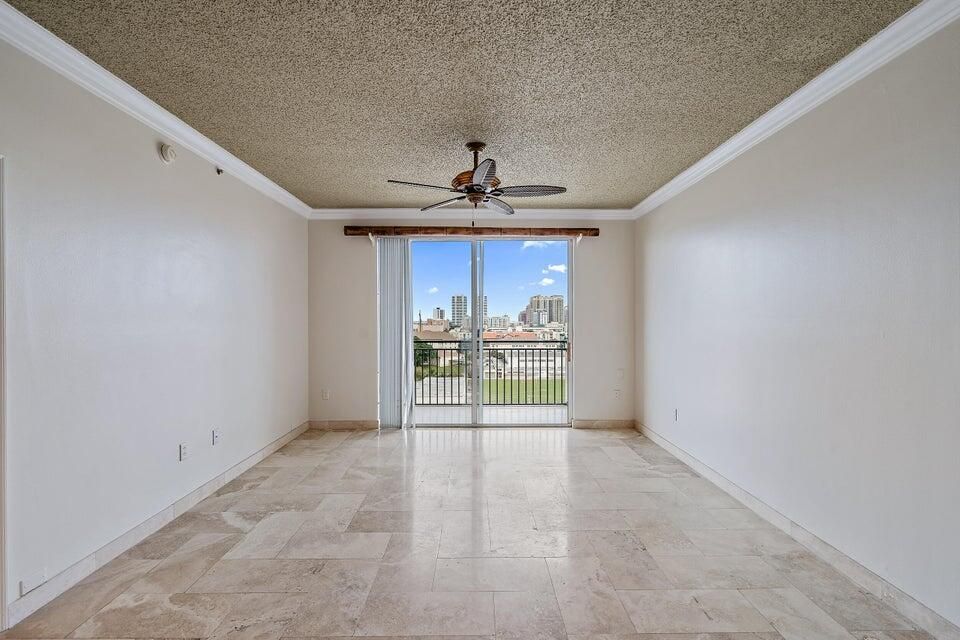 For Sale: $240,000 (1 beds, 1 baths, 696 Square Feet)