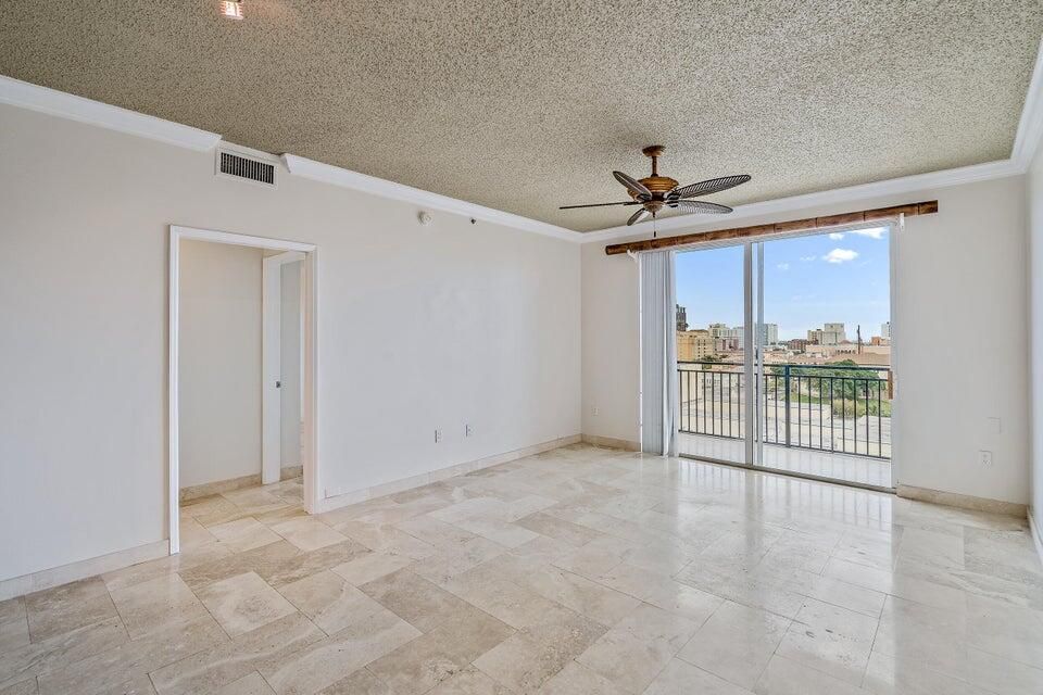 For Sale: $240,000 (1 beds, 1 baths, 696 Square Feet)