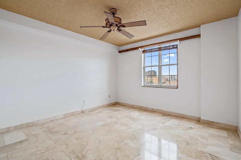 For Sale: $240,000 (1 beds, 1 baths, 696 Square Feet)