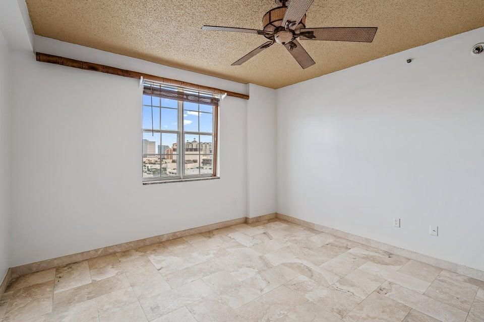 For Sale: $240,000 (1 beds, 1 baths, 696 Square Feet)