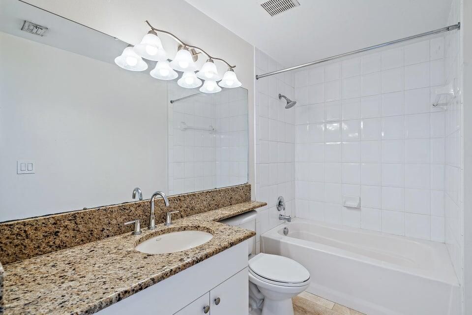 For Sale: $240,000 (1 beds, 1 baths, 696 Square Feet)