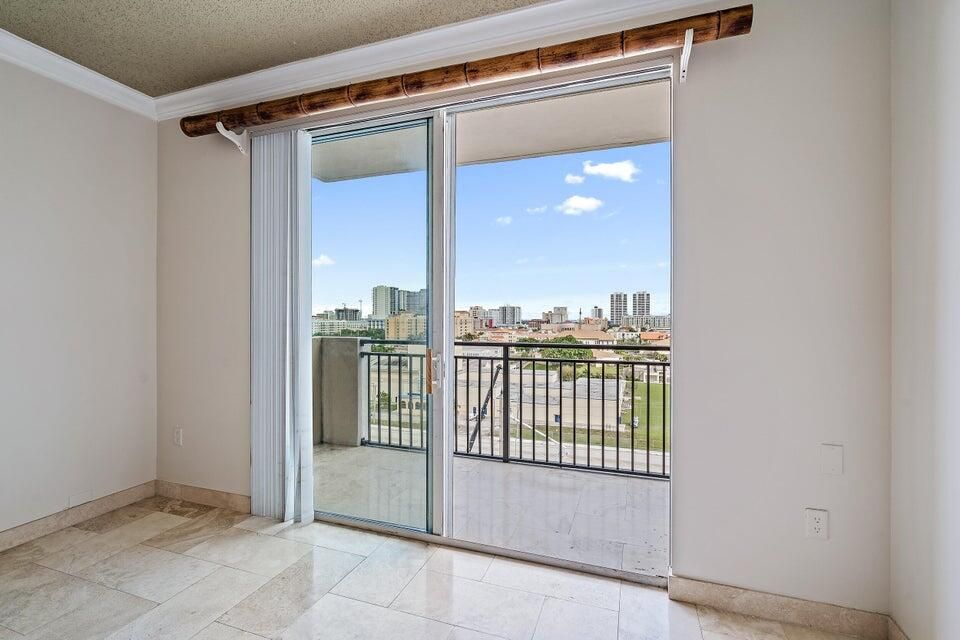 For Sale: $240,000 (1 beds, 1 baths, 696 Square Feet)