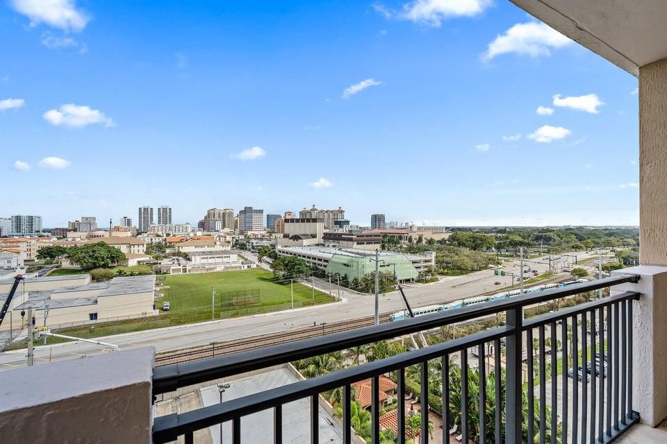 For Sale: $240,000 (1 beds, 1 baths, 696 Square Feet)