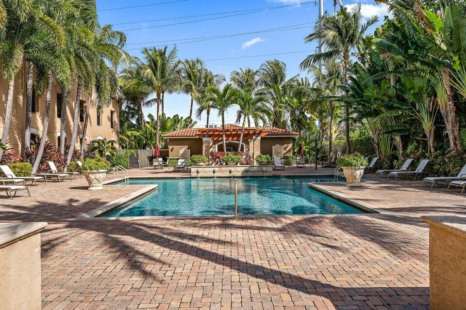 For Sale: $240,000 (1 beds, 1 baths, 696 Square Feet)