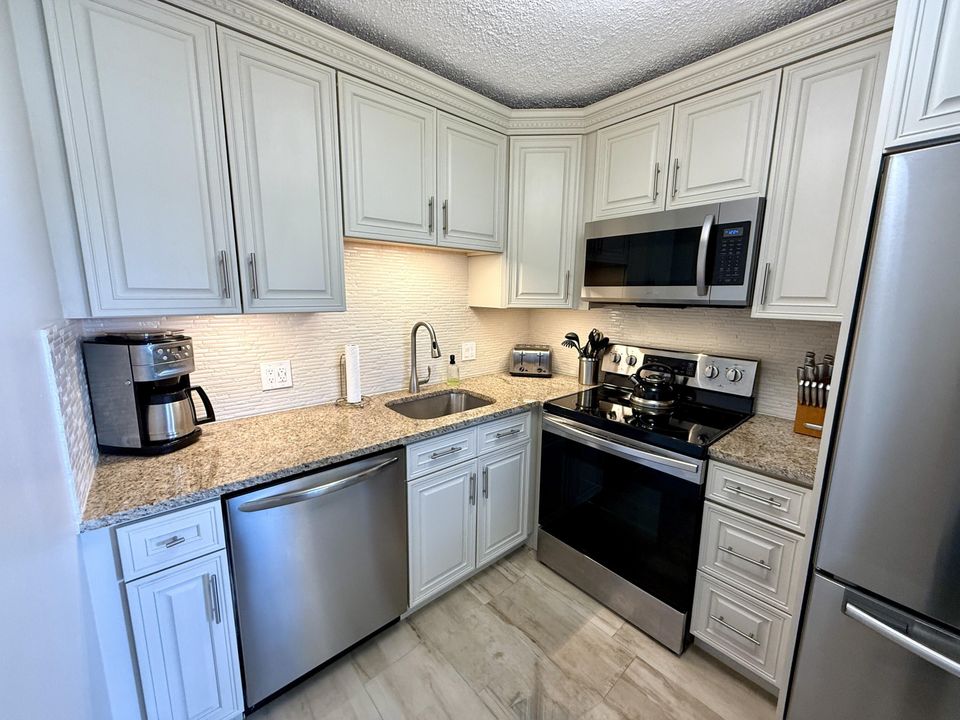 For Sale: $179,900 (2 beds, 1 baths, 820 Square Feet)