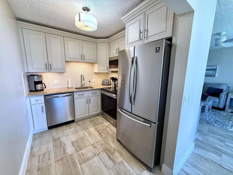For Sale: $179,900 (2 beds, 1 baths, 820 Square Feet)