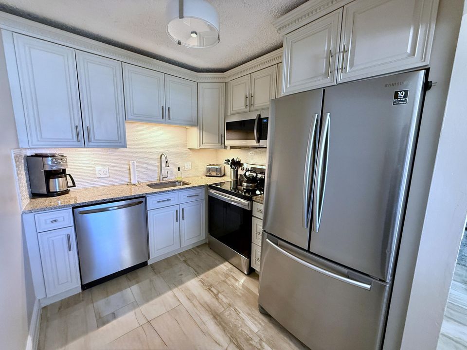 For Sale: $179,900 (2 beds, 1 baths, 820 Square Feet)