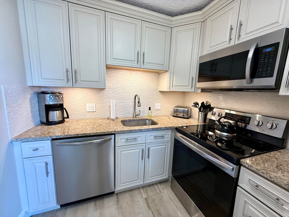 For Sale: $179,900 (2 beds, 1 baths, 820 Square Feet)