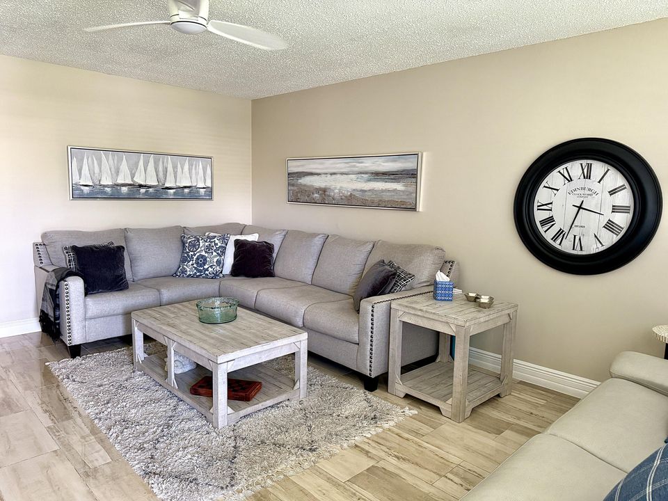 For Sale: $179,900 (2 beds, 1 baths, 820 Square Feet)