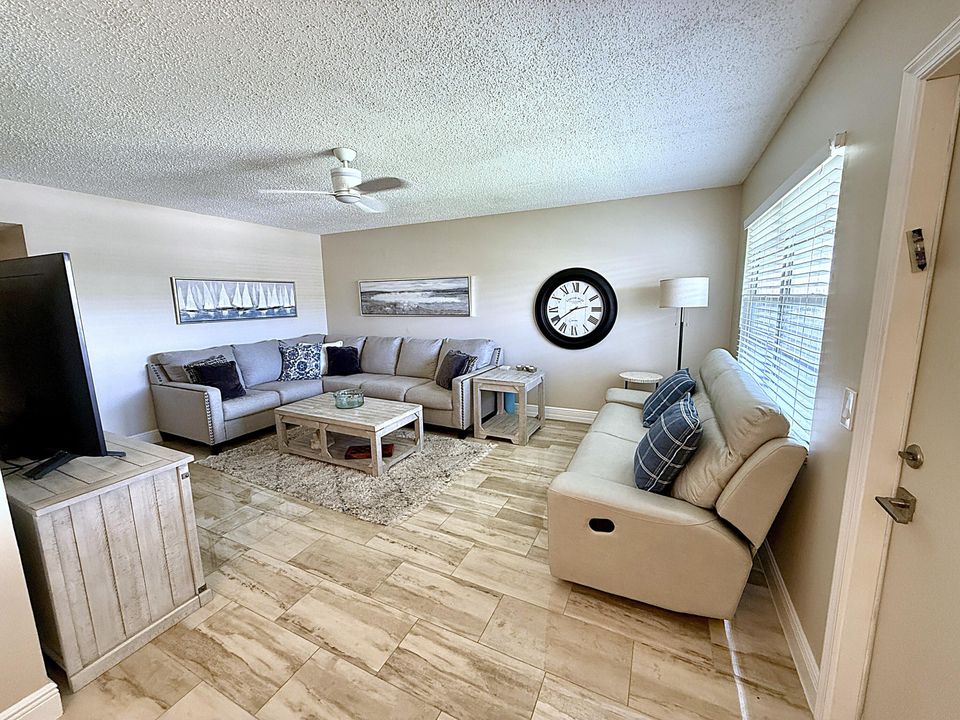 For Sale: $179,900 (2 beds, 1 baths, 820 Square Feet)