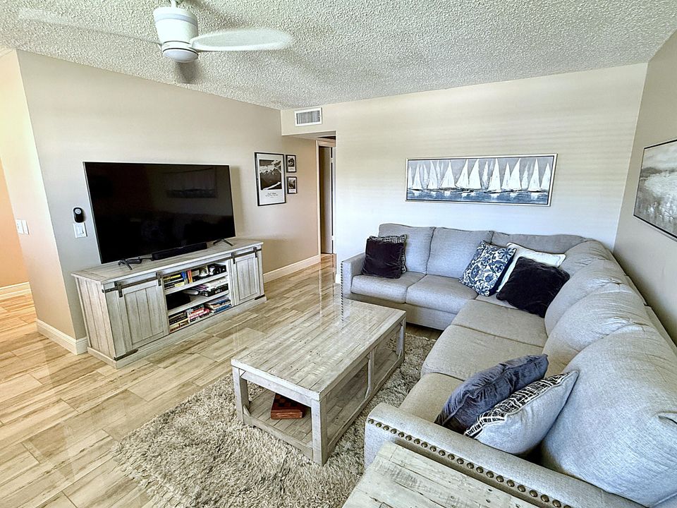 For Sale: $179,900 (2 beds, 1 baths, 820 Square Feet)